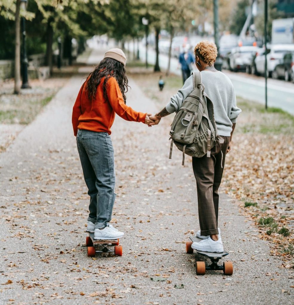 Photo de deux personnes faisant du skateboard