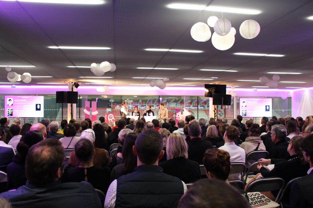 Photo des ambassadeurs lors de la Grande Soirée des Ambassadeurs Dijon Bourgogne. Les ambassadeurs écoutent trois autres ambassadeurs qui témoignent de leur expérience à Dijon.